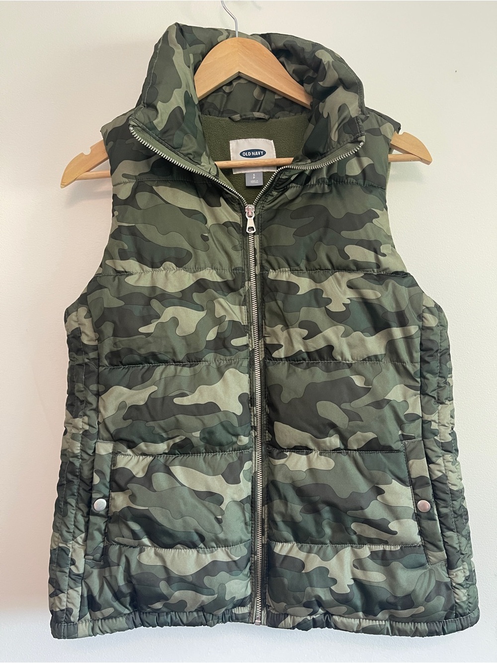 Old Navy Women's Green Camouflage Quilted Puffer Vest